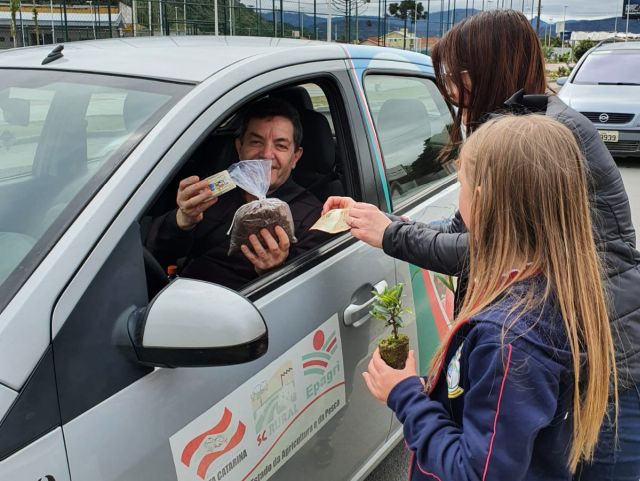 Estudantes da Serra Catarinense criam cooperativa para vender sabão ecológico e adubo orgânico